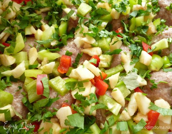 Берем форму для запекания(у меня стеклянная),на дно выкладываем половину нарезанного перца,затем формуем из фарша тефтели и выкладываем их поверх перца,сверху выкладываем вторую половину перца,нарезанные яблоки,посыпаем зеленью,пару кусочков лаврового листа.