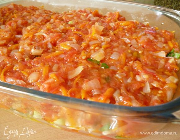 Выкладываем приготовленную овощную заправку.Закрываем форму крышкой и отправляем в духовку для запекания.Температура 160-170градусов.Время запекания 1час+ 20минут на нагрев формы(потому,что стеклянную посуду ставим в холодную духовку ).Приятного вам аппетита!