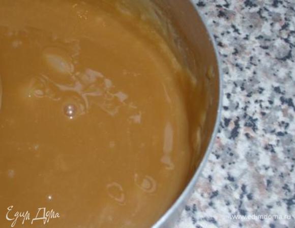 Для крема необходимо приготовить вареную сгущенку (или воспользоваться покупной).
Сахар смешать с ложкой воды, добавить масло и сварить карамель, постепенно ввести горячее молоко, вымешать до получения однородной массы, всыпать сухое молоко, вымешать венчиком, проварить 3 минуты и охладить до комнатной температуры. 