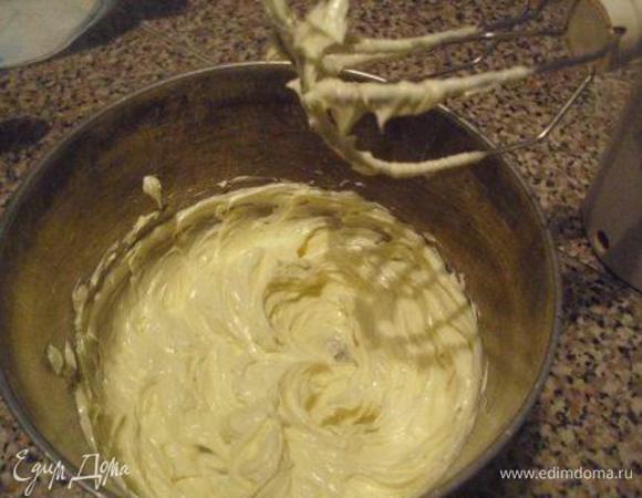 Размягченное сливочное масло взбить миксером "до бела", постепенно ввести сгущенку и  растворенный в коньяке кофе. (Крем должен хорошо держать форму, если он будет жидковат можно добавить загуститель.) Готовый крем охладить.
