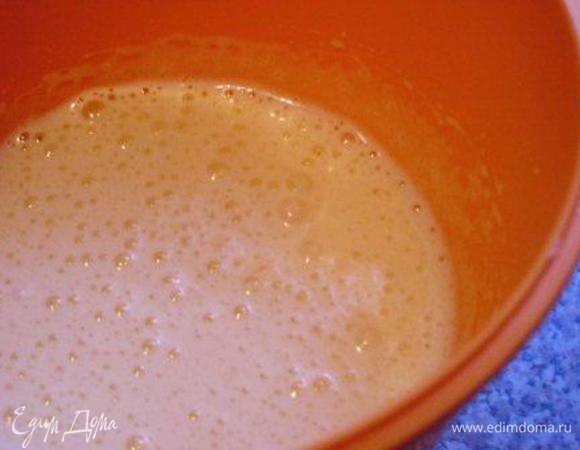 Яйца взбить с сахаром в пышную пену. 