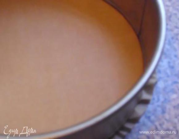 Застелить дно разъемной формы (у меня диаметром 18 см) бумагой для выпечки, вылить тесто, выпекать при 180 С около 40 минут.
