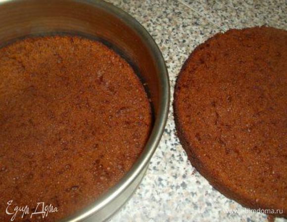 Остывший бисквит разрезать на 2 коржа. Первый корж поместить в форму.