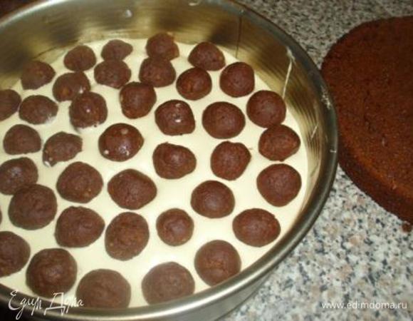 На него 1/3 часть крема, затем выложить половину пирожных. 