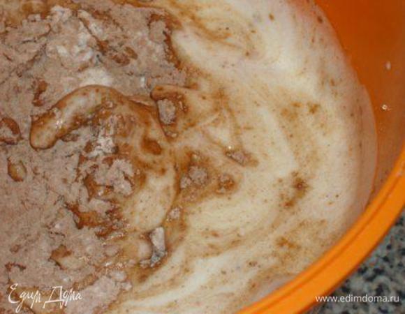 Соединить с яичной массой, добавить ванильный сахар и перемешать. 