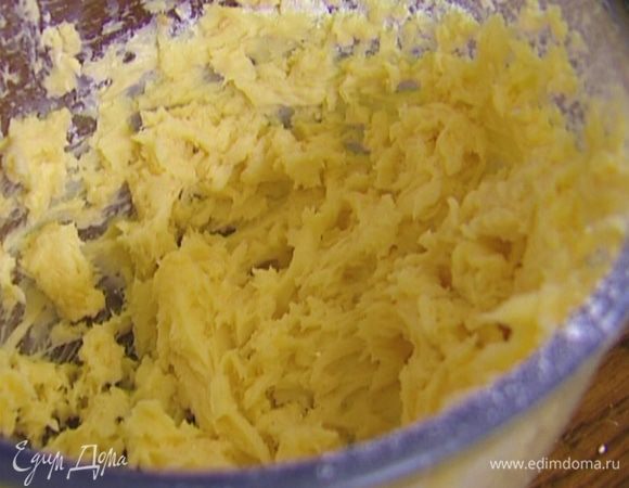 Приготовить крем: оставшееся размягченное сливочное масло взбить миксером вместе с сахарной пудрой, затем влить 2 ст. ложки сливок, 1/2 ч. ложки ванильного экстракта и еще немного взбить. 