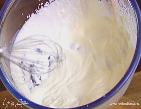 Оставшиеся сливки взбить миксером, соединить с масляным кремом и еще несколько секунд взбивать все вместе.