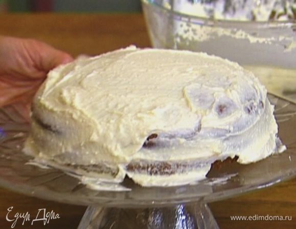 Обмазать пирог кремом.