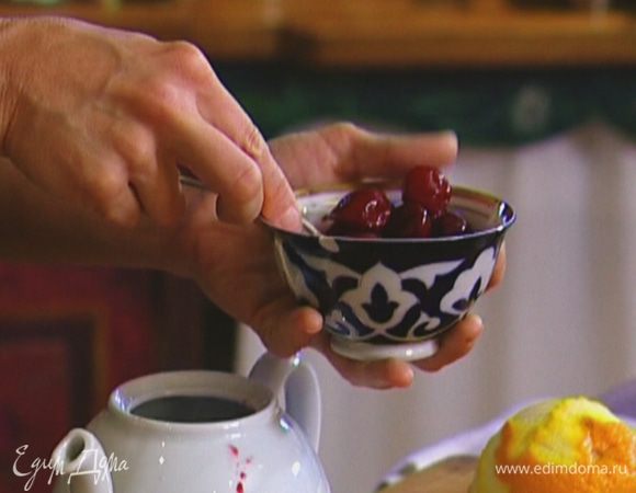 Чайник ополоснуть кипятком, отправить в него вишню.