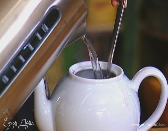 Добавить апельсиновую цедру, корицу, бадьян, гвоздику и мед.