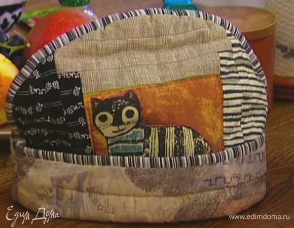 Налить в чайник кипяток, накрыть полотенцем и дать чаю настояться.