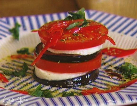 Посыпать измельченным базиликом, перцем чили, сухим орегано, сбрызнуть оставшимся оливковым маслом и бальзамическим уксусом.