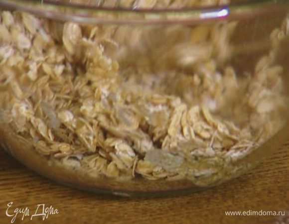 Хлопья соединить с медом.