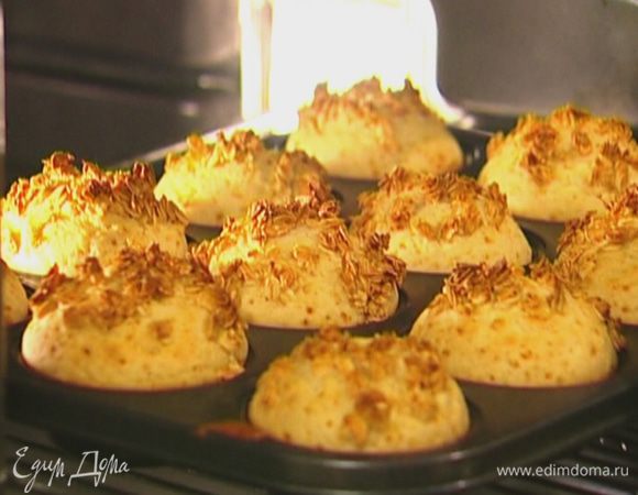 Выпекать маффины в разогретой духовке 20–25 минут.