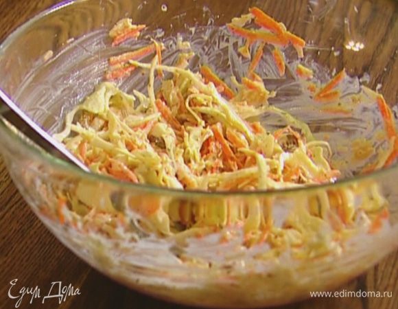 Полить заправкой салат, перемешать и оставить на некоторое время, чтобы овощи пропитались.