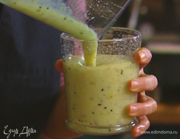 Добавить грушу и апельсиновый сок и взбить все вместе.