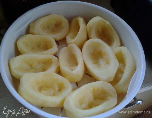 Картофель очистить и вырезать в нем ямочки. Положить картофель в корзинку для варки на пару и отварить на режиме "Варка на пару" минут 30-40. Остудить