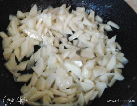 То, что было вырезано из картофеля измельчить и поджарить на сковороде до хрустящей корочки. Остудить