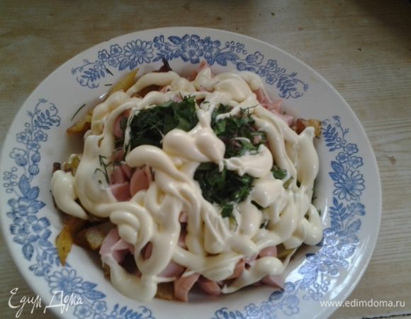 Смешать жареный картофель, зелень, сосиски, заправить майонезом