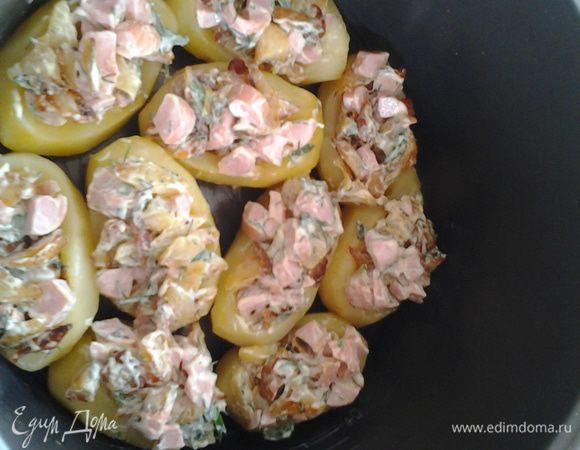 Нафаршировать картофель полученной начинкой и сложить в кастрюльку мультиварки