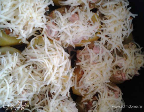 Посыпать тертым сыром и готовить на режиме "Выпечка" 20 минут. Если хочется поджаренную корочку, то можно дольше