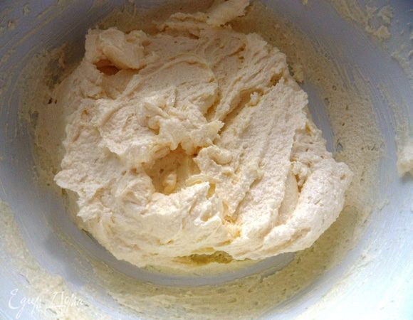 Размягченное сливочное масло взбиваем с сахаром, до бела