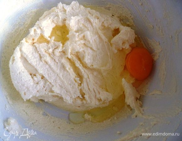 Добавляем яйца, по одному, хорошо взбивая каждый раз