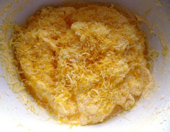 Лимонную цедру натираем на мелкой терке и тоже добавляем к маслянно-яичной массе