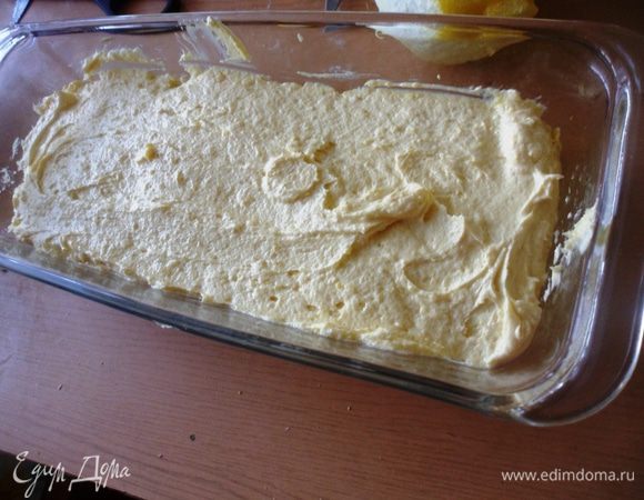 Форму для кекса смазываем сливочным маслом и выкладываем в нее наше тесто. Выпекаем в хорошо разогретой духовке до t 200 40-45 минут. 