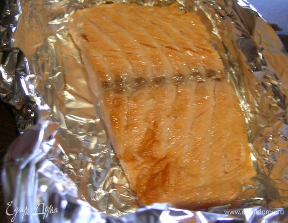 В сковороде разогреваем небольшое количество растительного масла и обжариваем рыбку с каждой стороны минуты по 3, до легкой корочки. Затем выкладываем ее в форму для запекания (на фольгу).
