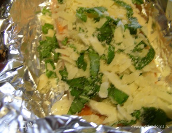 Трем сыр и смешиваем его с рубленным базиликом. Выкладываем смесь на рыбку. Сверху поливаем лимонным соком (около 2 ст.л.) и ставим в духовку 180 гр минут на 20. В конце можно на несколько минут включить гриль.
