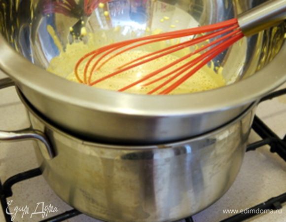 Влить во взбитые желтки ликёр, перенести на водяную баню, довести до кипения и поварить (ок.3-4 минут), помешивая венчиком.