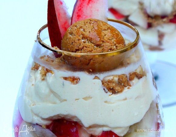 Собрать десерт перед самой подачей: в высокие бокалы выложить на дно крем, на крем- кубики персиков, затем слой печенья. Закончить слоем крема и печеньем.