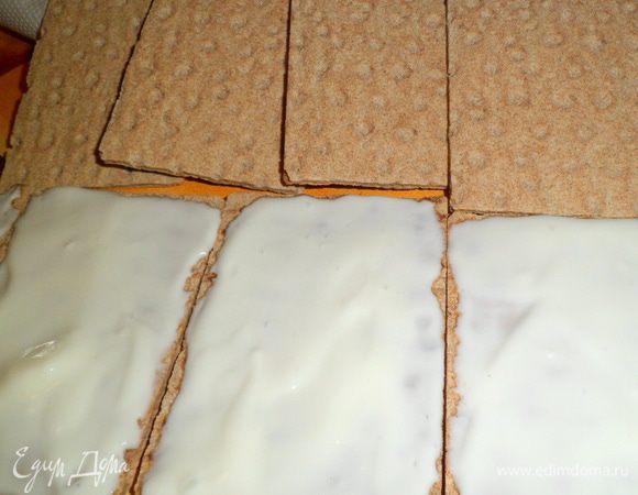 Криспы (ржаные хлебцы) смазать с одной стороны сметаной, сложить в контейнер и поставить на ночь, накрыв пленкой, для того, чтобы они стали мягкими.