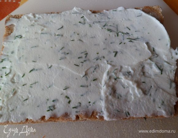 На следующий день помазать сверху соусом, который можно приготовить, смешав сметану или творожный сыр с мелко рубленным укропом (или ароматными травками) и солью.