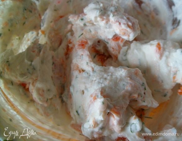 Для мини-тортика режем мелко семгу и смешиваем с творожно-укропной массой.