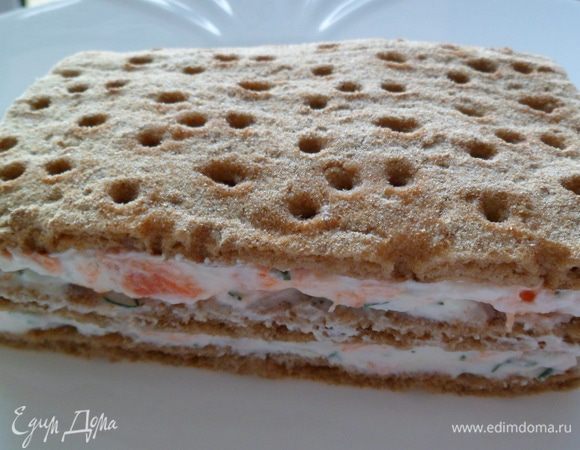 Затем каждый слой промазываем начинкой. Получается вот такая красота.