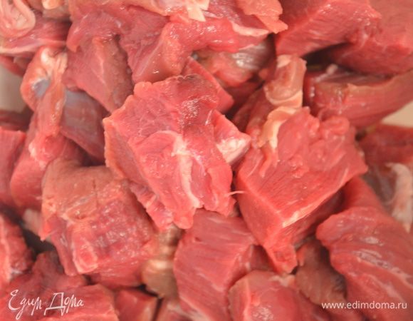 Мясо нарезать на небольшие кусочки