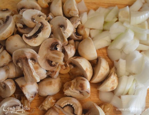 Грибы помыть, если они мелкие - то разрезать попалам, если крупные на 4 части. Лук порезать на кубики