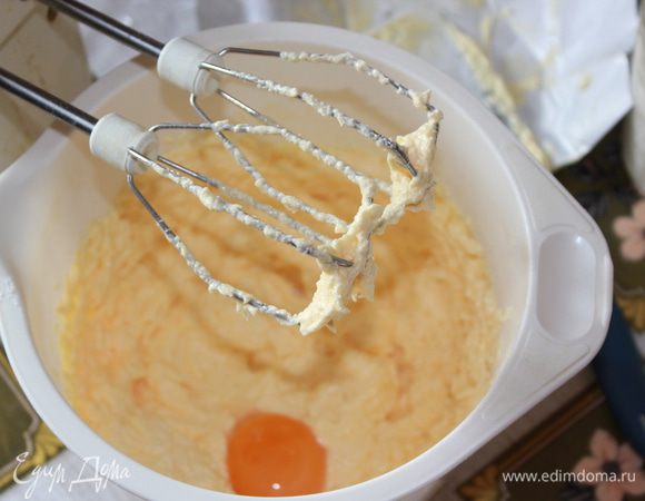 Добавляем одно яйцо и взбиваем дальше до загустения. Затем добавляем по одному желтки, и снова хорошо  взбиваем.
