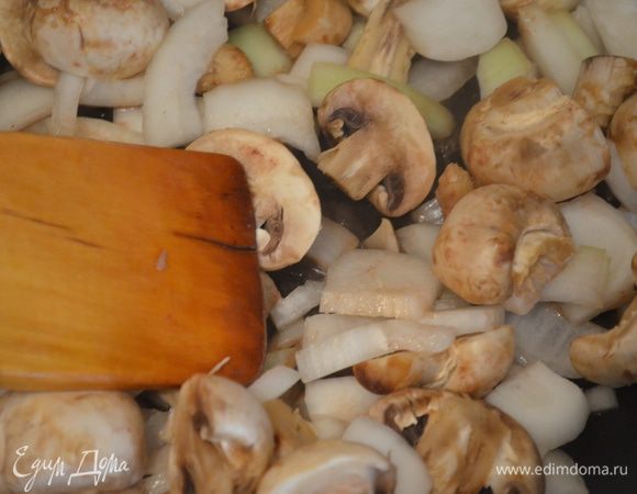 Затем выложить его на тарелку и на этом соке и масле обжарить несколько минут  лук с грибами. Добавить паприку и перемешать. 