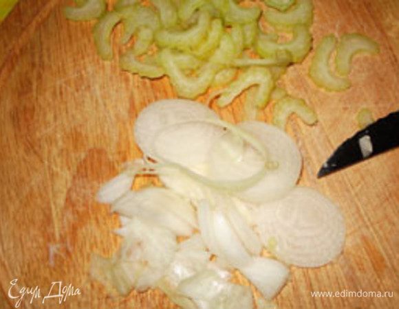 Сельдерей и лук порезать. Поджарить до мягкости на растительном масле.