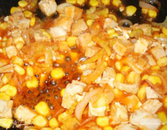 Куриную грудку порезать и добавить в сковороду. Туда же кукурузу, соус табаско, кетчуп и смесь перцев. Дать всей смеси потушиться вместе минут пять. Добавить зелень и снять с огня.