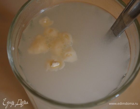 В 1 стакане теплой воды развести муку. Влить в грибы. 