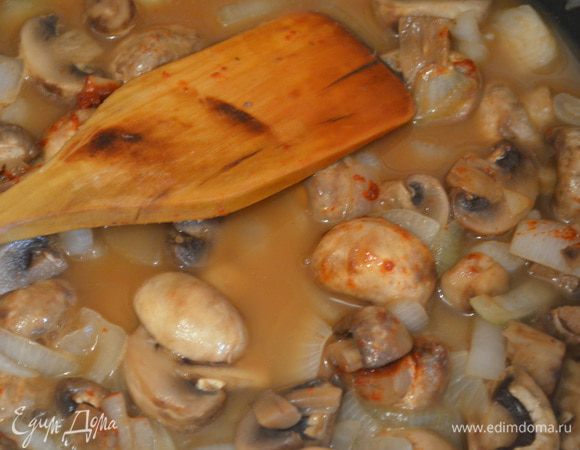 Добавить мясо, посолить и довести до кипения все вместе. 