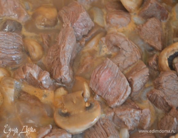 Когда мясо будет готово, добавить сметану, перемешать и дать ему отдохнуть 10-15 минут. Затем посыпать зеленью и подавать. 