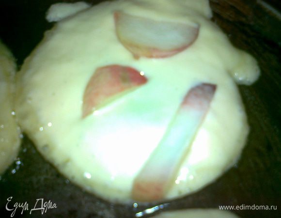 замесить тесто,выложить тесто ложкой на слегка смазанную маслом сковорду,как только снизу схватится положить порезаный персик