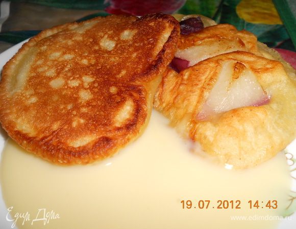 обжарить с двух сторон и так каждый оладушек,кушать можно со сгущенным молоком