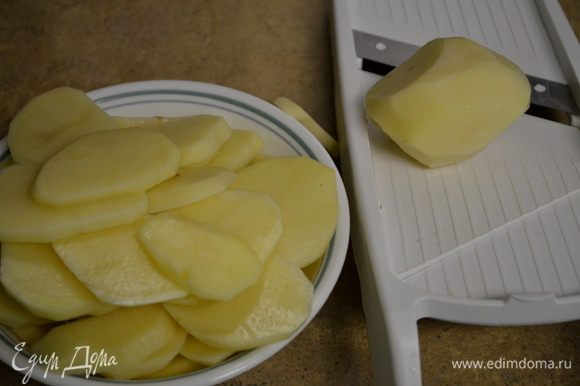 Разогреть духовку до 230гр. Картофель порезать слайсером или вручную пластинками. Отложить.