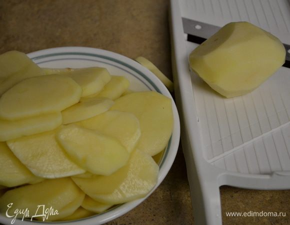 Разогреть духовку до 230гр.
Картофель порезать слайсером или вручную пластинками. Отложить.